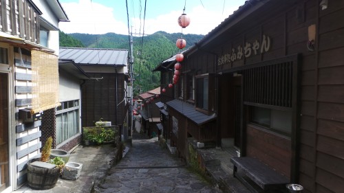 Les rues du petit village de Yunohira à côté de Yufuin sur l'île de Kyushu