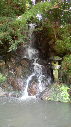 Petite cascade au Chinoike Jigoku à Beppu sur l'île de Kyushu