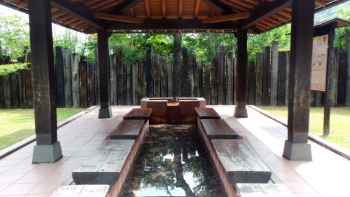 Onsen gratuit pour les pieds au Chinoike Jigoku, Beppu sur l'île de Kyushu