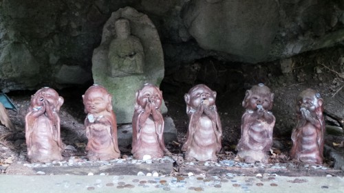 Statuettes bouddhistes au temple Monjusenji, dans la péninsule de Kunisaki, préfecture d'Oita sur l'île de Kyushu