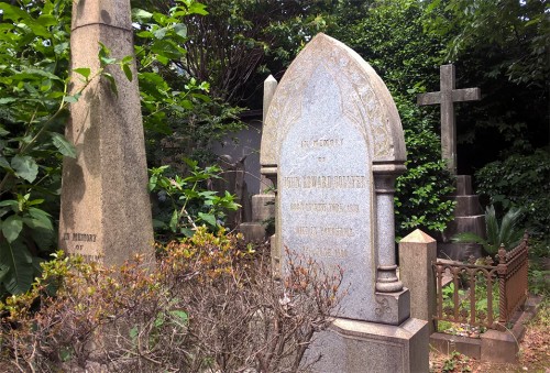 Stèle impressionnante du cimetière étranger de Yokohama