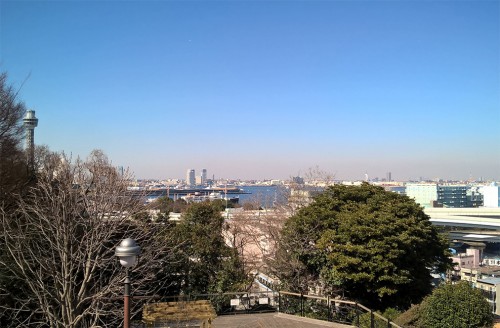Vue sur la baie de Yokohama du parc minatonomieruoka