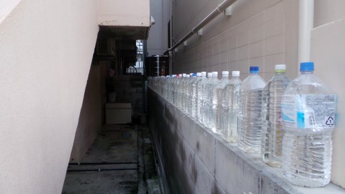 Bouteilles d'eau sur l'île d'Ainoshima