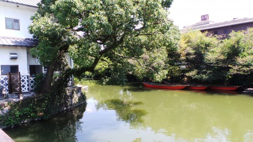 Bateaux Donkobune garés sur les canaux de Yanagawa