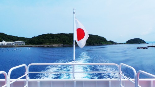 Drapeau du Japon flottant dans le ferry pour se rendre à Ainoshima