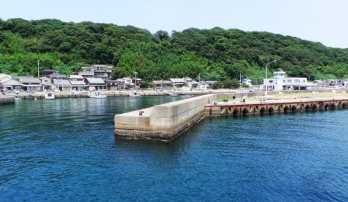 Vue du ferry sur le joli port d'Ainoshima