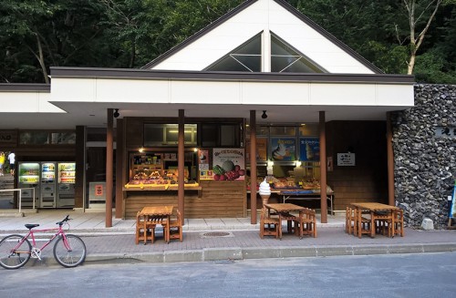 Cascades ginga et ryusei, boutiques, village onsen de Sounkyo, Hokkaido, Japon. 