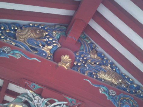 Détail d'un sanctuaire shinto : carpes koi.