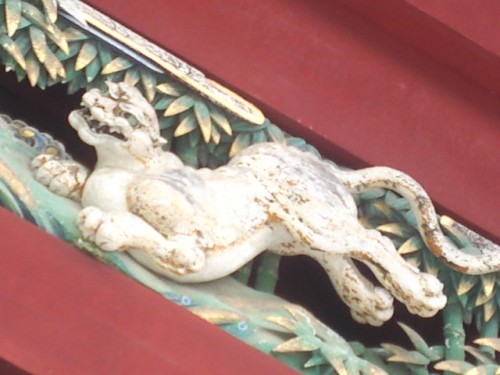 Détail d'un sanctuaire shinto : Tigre ou tora.
