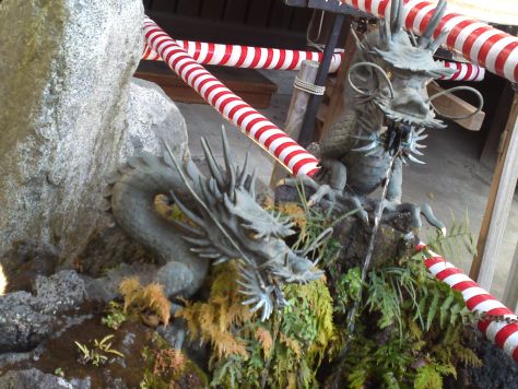 Détail d'un sanctuaire shinto : dragons tatsu