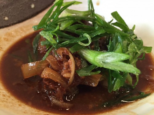 Plat gastronomique avec du Hacho Miso, spécialité japonaise.