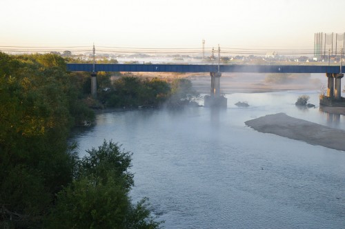 La rivière Yahagi dans la ville d'Okazaki à proximité de Nagoya, Japon.