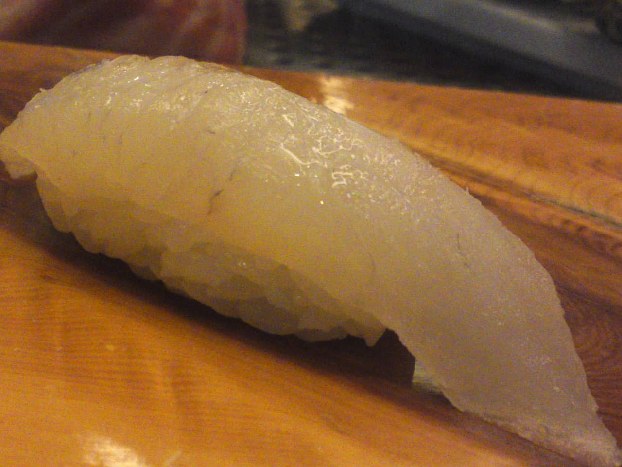 Introduction au sushis et sashimis, spécialités culinaires japonaises.