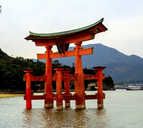 Grand torii flottant de l'île de Miyajima, Japon.
