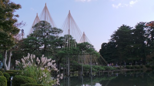 Le jardin Kenrokuen de Kanazawa, Japon.