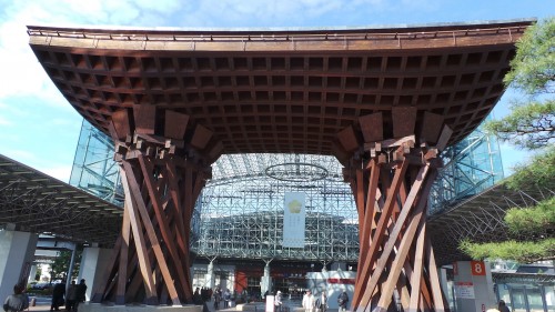 Vue de l'extérieur de la gare de Kanazawa et son impressionnante arche en bois.