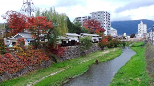 Promenade le long de la rivière de Matsumoto, Japon.
