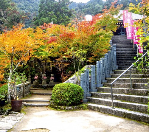 Pavillon du sanctuaire Daisho-in de l'île de Miyajima, pendant koyo, Japon.