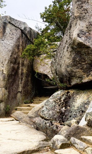 Kuguri iwa, le rocher arche du mont Misen, Miyajima, Japon.