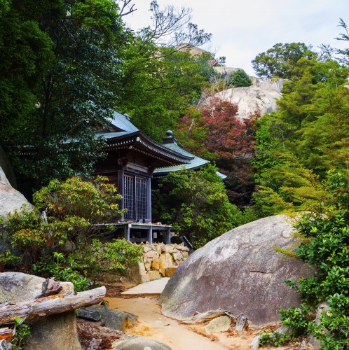 Kannon Do et Monjyu Do, pavillons du mont Misen, Miyajima, Japon.