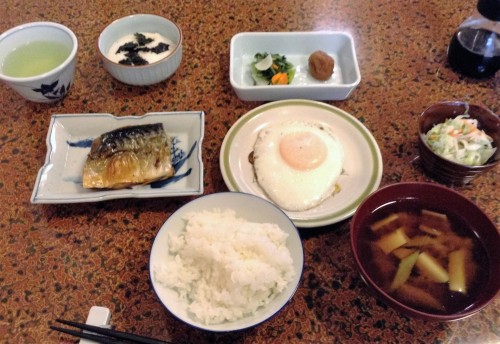 Petit-déjeuner servi dans un minshuku de Yamakoshi, Niigata, Japon.