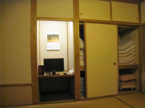 Futons rangés dans l'armoire de la chambre Chambre d'un minshuku Yamakoshi, Niigata, Japon.