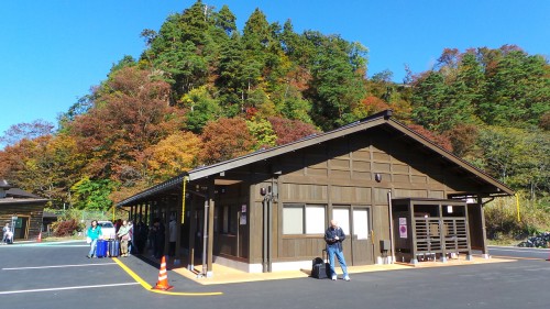 La gare routière de Shirakawa-gō d'où partent les bus, Gifu, Japon.