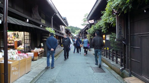 Dégustation de saké à Takayama, Alpes japonaises, Japon.