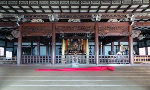 La salle de prières du temple Yugyō-ji de Fujisawa, près de Tokyo, Japon.