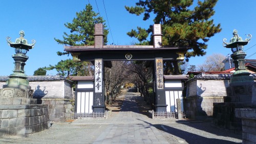La porte du temple Yugyō-ji de Fujisawa, près de Tokyo, Japon.