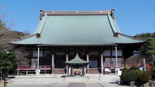 Le hall principal du temple Yugyō-ji de Fujisawa, près de Tokyo, Japon.