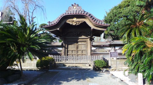 Porte chūjaku-mon du temple Yugyō-ji de Fujisawa, près de Tokyo, Japon.