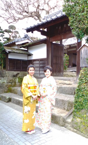 Tour du quartier de samouraïs d'Izumi en kimono, kyushu, Japon.