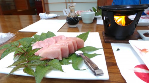 Plat du menu du midi au restaurant Uomatsu à Izumi, Japon.