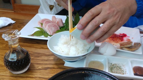 Préparer l’Oyako-don d’Izumi : mélanger le riz et l'oeuf !