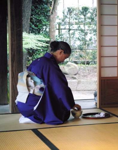 Cérémonie du thé en kimono à Izumi, kyushu, Japon.
