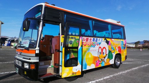 Sightseeing bus faisant le tour des attractions d'Izumi, Kyushu, Japon.