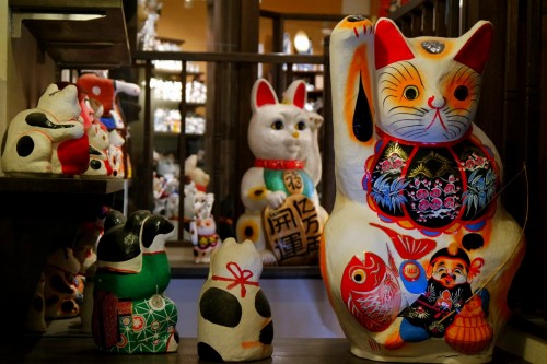 les statues de chats au Maneki-Neko Museum à Seto