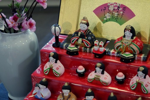 Une version réduite des poupées pour le Hinamatsuri proposée à la vente à Seto