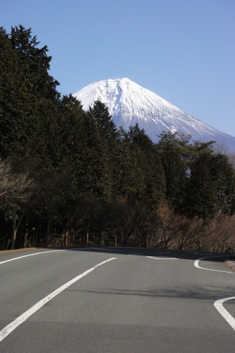 Conduire le long du mont Fuji, préfecture de Shizuoka, Japon.