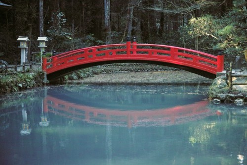 Le pont lune du sanctuaire Okuni Jinja, le "petit Kyoto" d'Hamamatsu, Shizuoka.