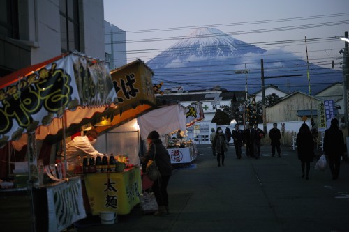 Stands de nourriture sur le chemin du Festival du Daruma, Yoshiwara, Shizuoka