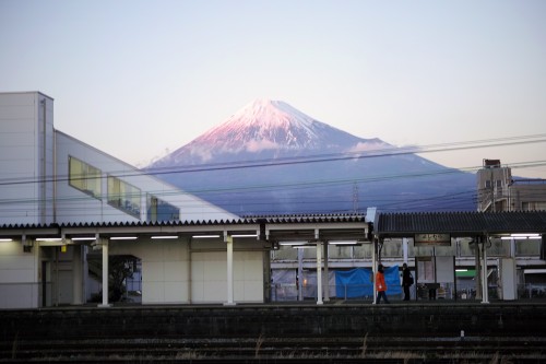 Coucher de soleil sur le Fuji à la gare de Yoshiwara, Shizuoka.