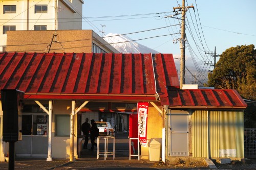 Le Fuji dépasse du toit de la gare de Hina sur la ligne de train Gakunan, Shizuoka