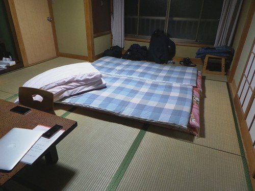 Installation des futons dans un ryokan de Kumomi Onsen, village de pêcheurs de la péninsule d'Izu