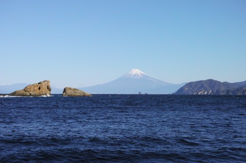 Vue sur le Fuji de la plage Kumomi Onsen, village de pêcheurs de la de péninsule d’Izu. 