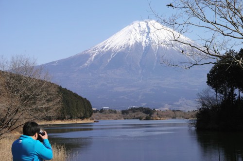 Fuji vu du lac Tanuki, dans la ville de Fujinomiya, Shizuoka, Japon.