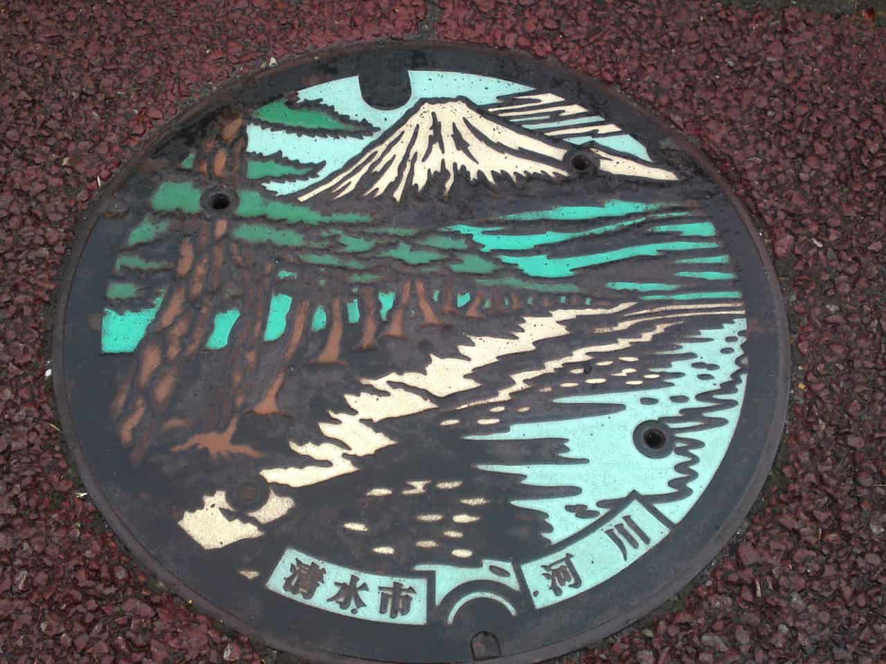 Le Mont Fuji et la plage de Miho Matsubara en plaque d'égout