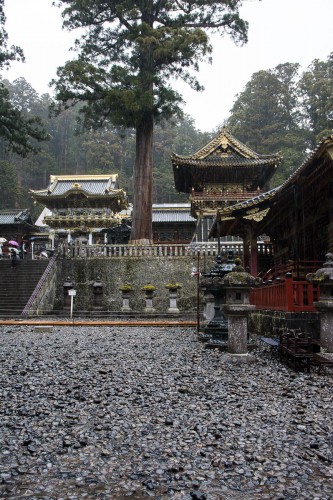 la première cour au sanctuaire Toshogu à Nikko