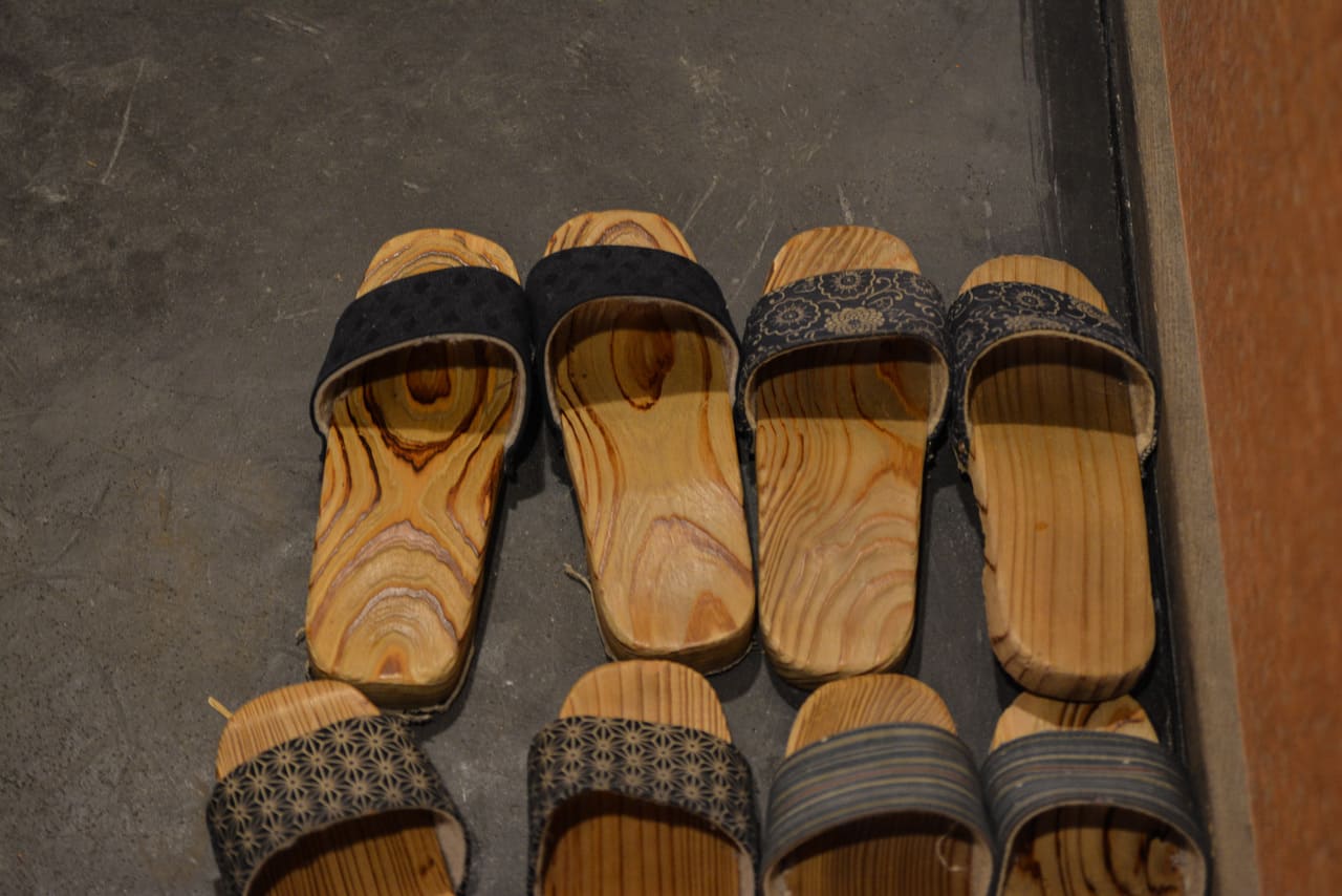 Les chaussures tradionnelles du onsen Hakone Yuryo à Kakone, tout près de Tokyo